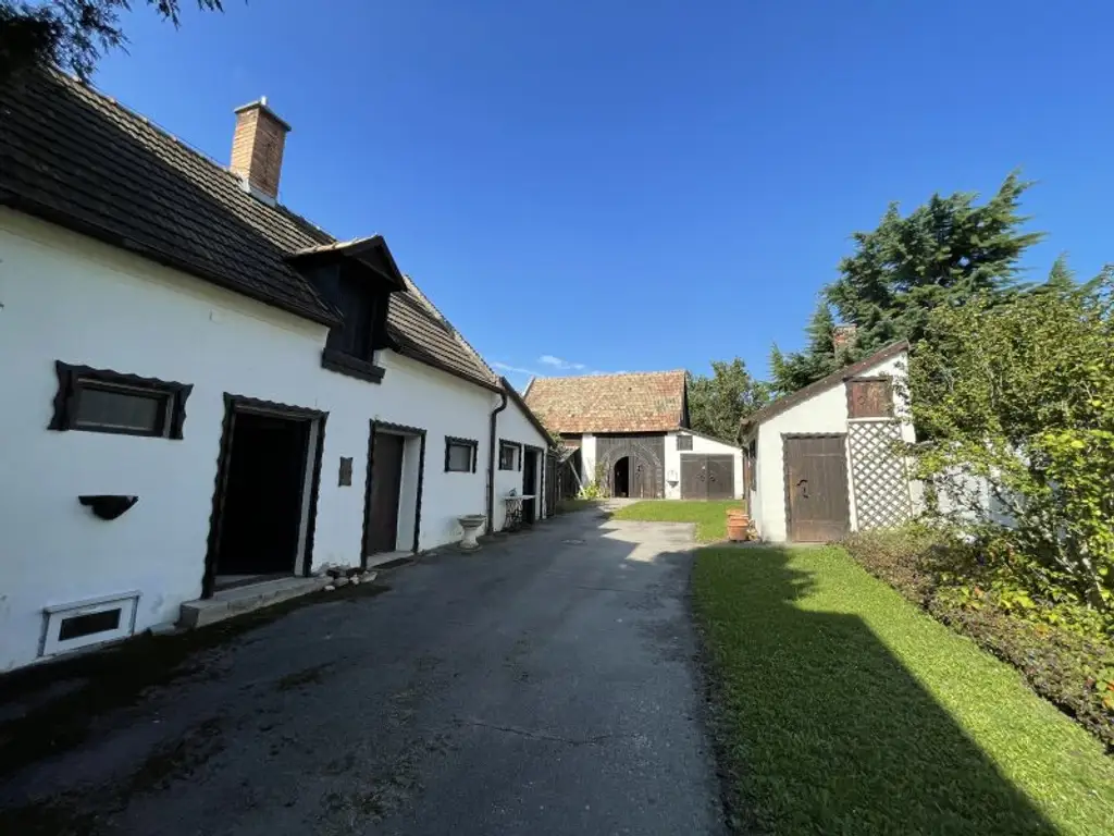 GROSSZÜGIGES ANWESEN MIT WOHNHAUS -- WUNDERSCHÖNER INNENHOF UND GROSSER GARTEN -- 1.315 m²!
