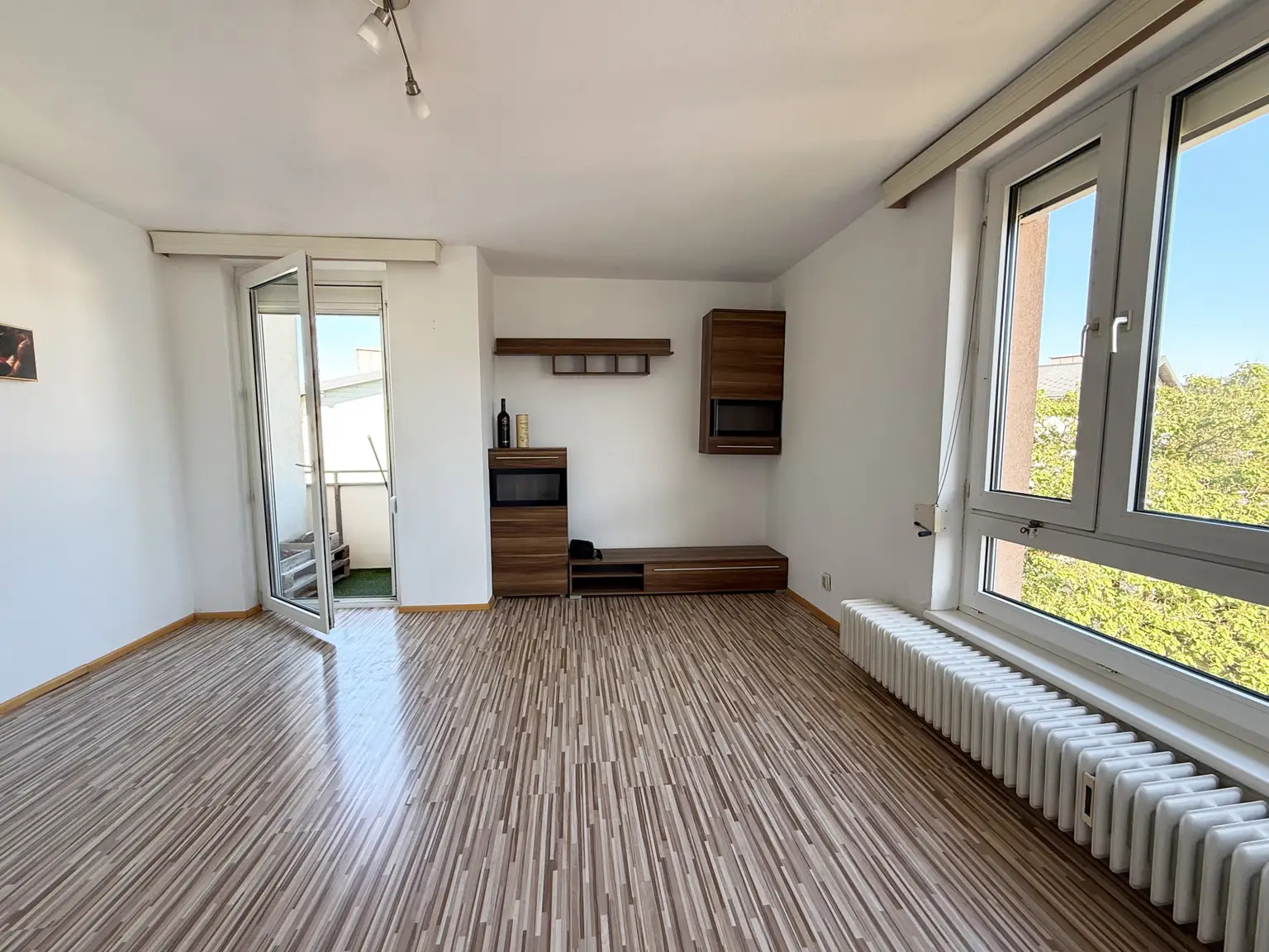Wohnzimmer mit Balkon und großem Fenster