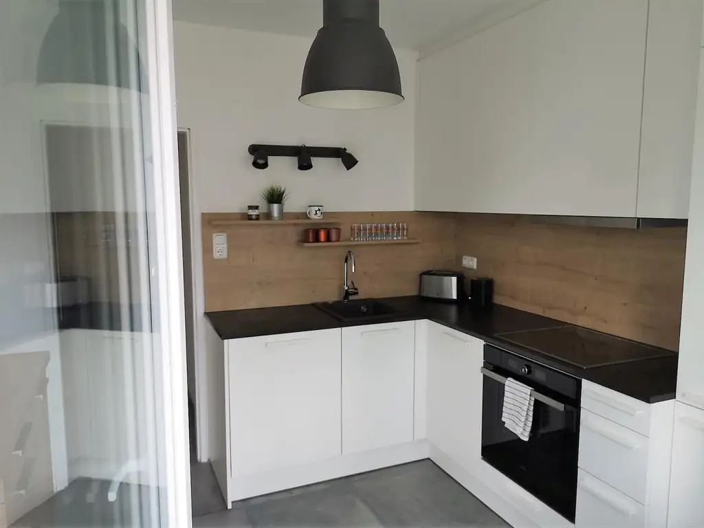 Moderne, hochwertig sanierte 3 Zimmer Wohnung mit verglaster Loggia, Keller und Garagenplatz