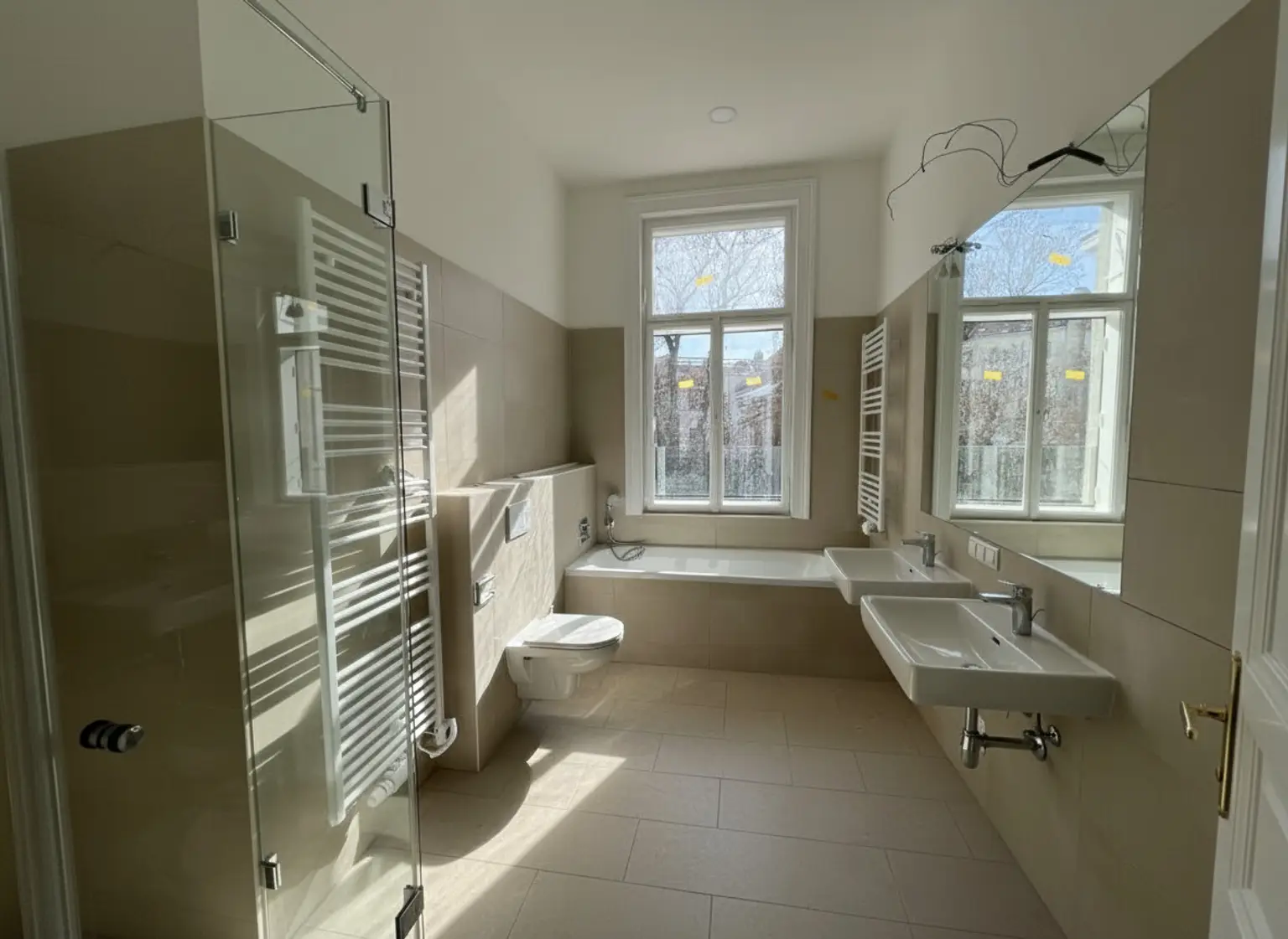 ERSTBEZUG NACH GENERALSANIERUNG: Einzigartige helle Altbauwohnung mit Stuckdecken in ruhiger Lage