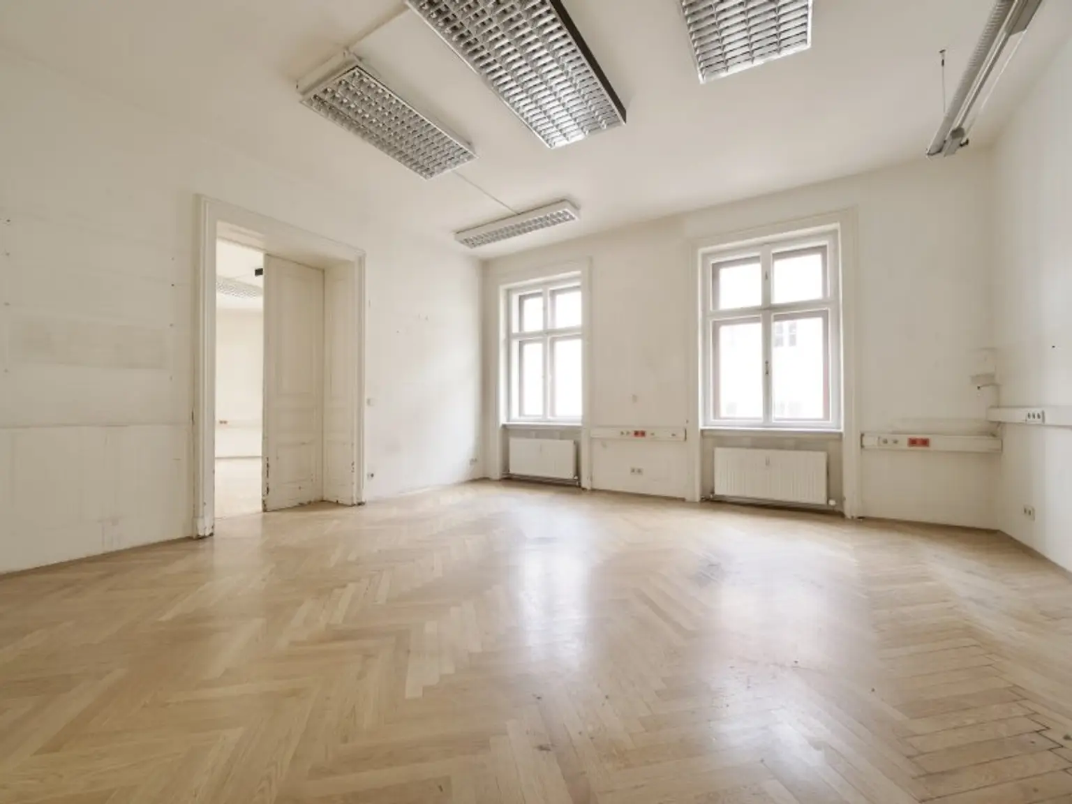 Exklusive Büro- oder Ordinationsfläche im klassischen Altbaustil in der Klagenfurter Fußgängerzone zu mieten!