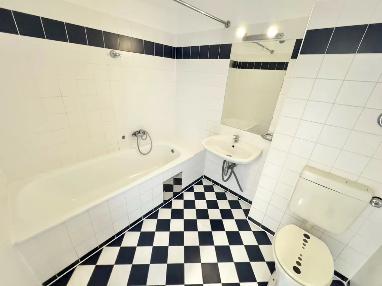 GARTENTRAUM | TOPLAGE NÄHE DONAUZENTRUM | HELLE SINGLE-WOHNUNG | U-BAHN-NÄHE