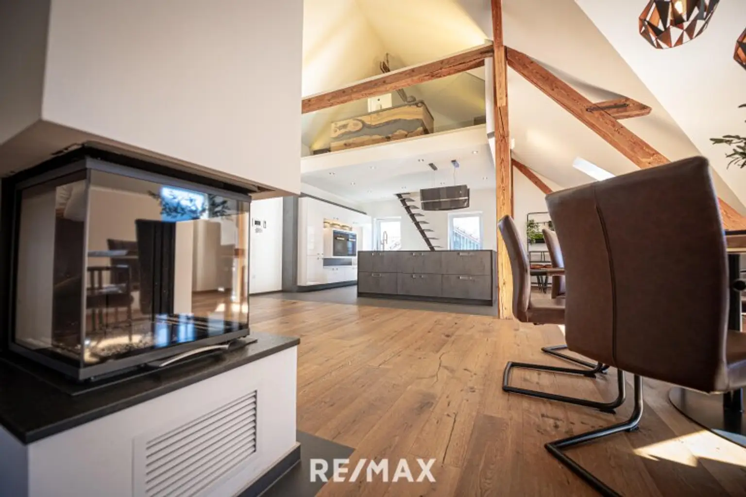 Der Kamin sorgt für behagliche Wärme...