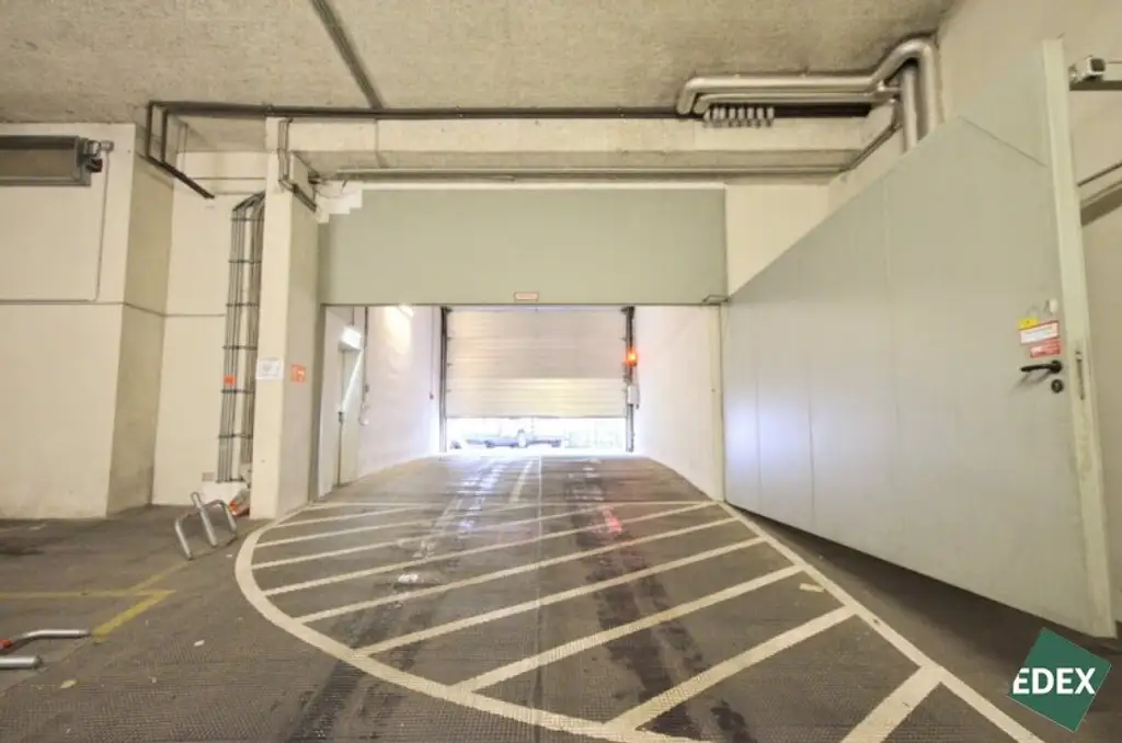 Garagenstellplatz mit Elektro-Ladestation in der Schottenfeldgasse zu vermieten