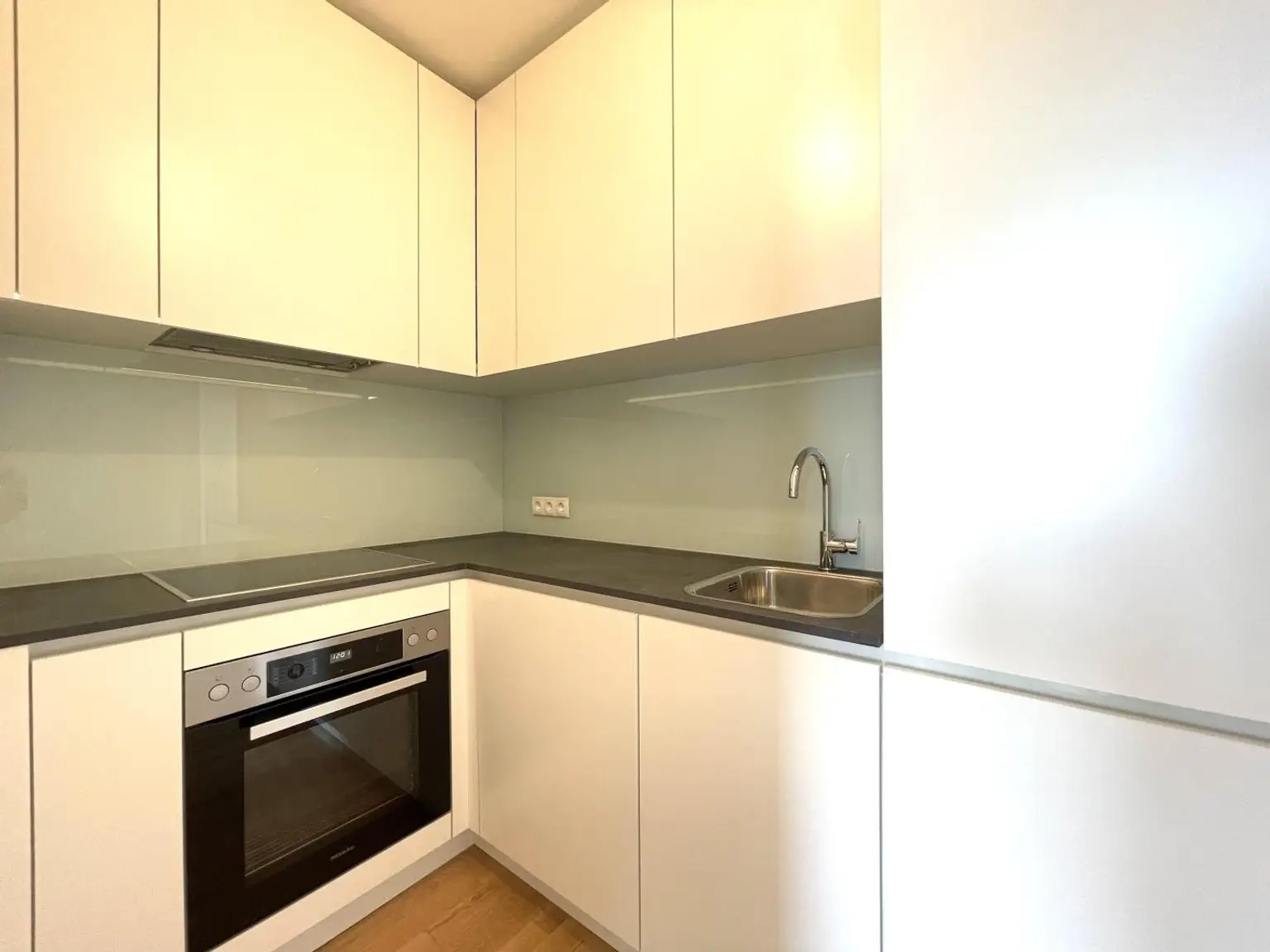 Klimatisierte Neubauwohnung mit hofseitigem Balkon im Dachgeschoss!!!