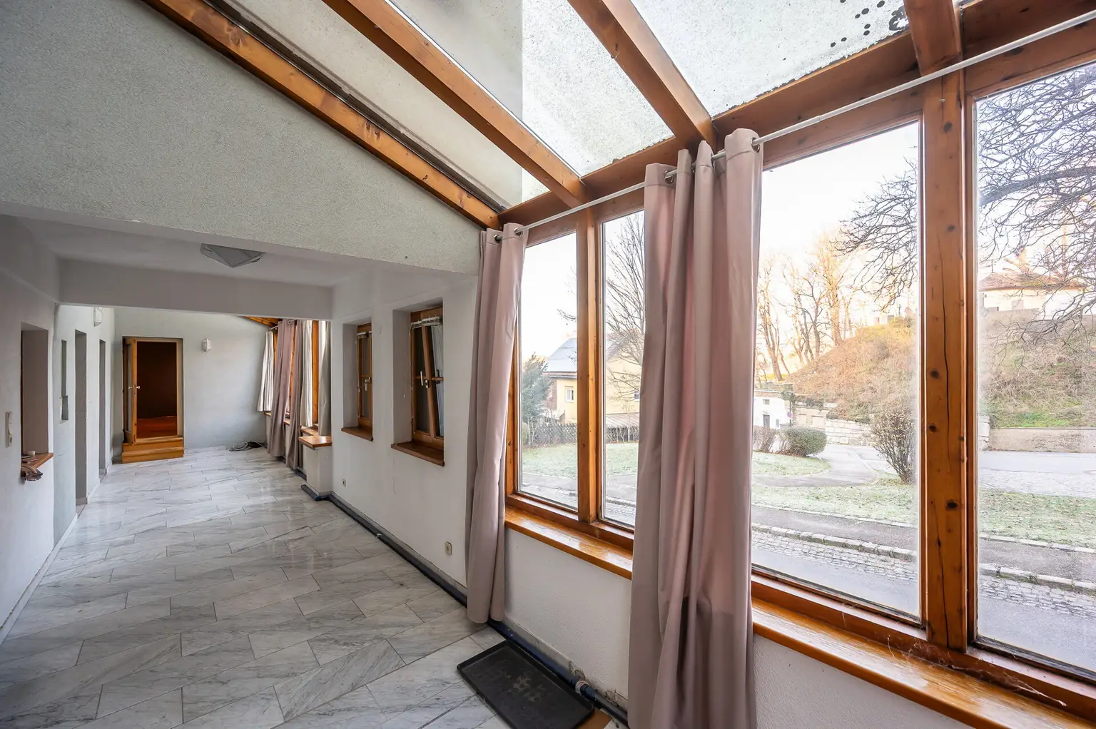 Eingang und Blick zu Wintergarten