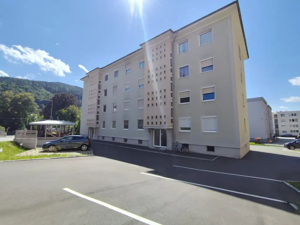 *** 63,5m² - 3 Zimmer Juwel, saniert, im Zentrum Bruck/Mur, teilmöbliert mit Parkplatz und verglasten Balkon ***
