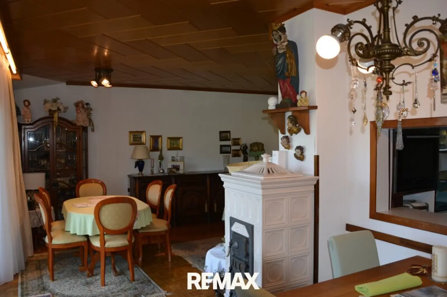 Wohnzimmer mit Kachelofen