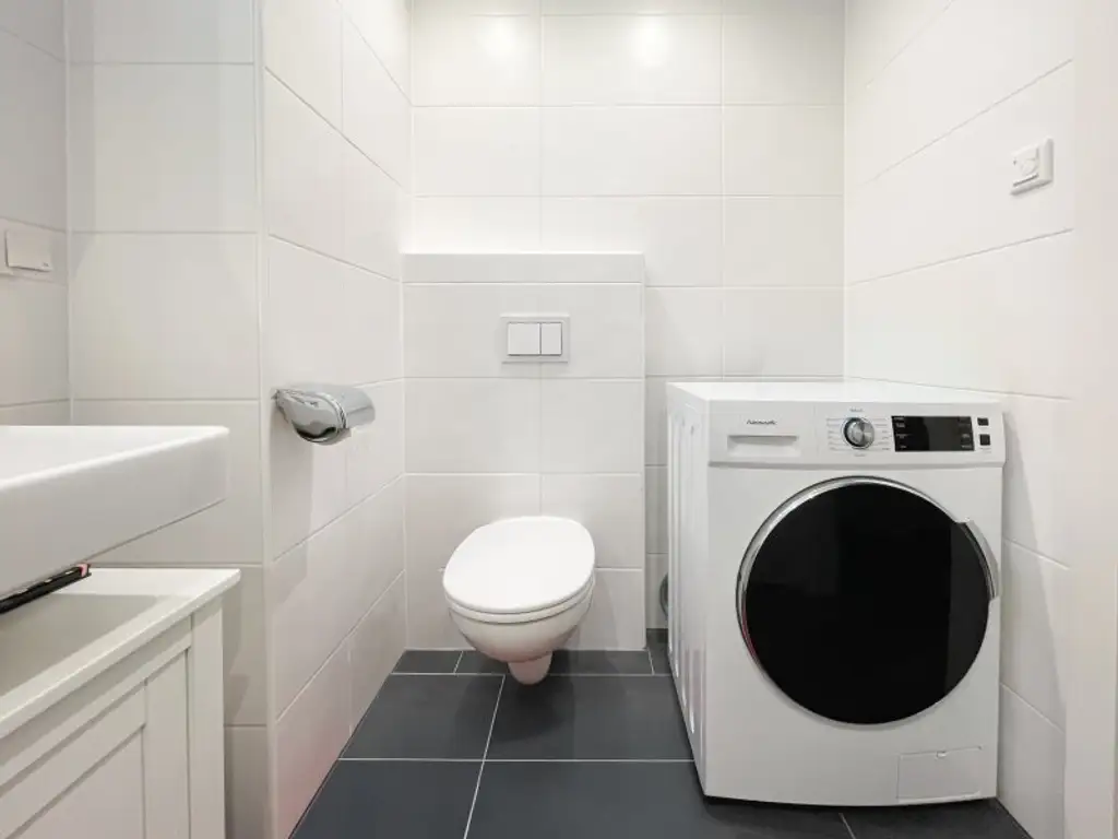 U3 Kendlerstraße: helle ruhige klimatisierte 2-Zimmer-Dachgeschosswohnung mit Loggia/Balkon