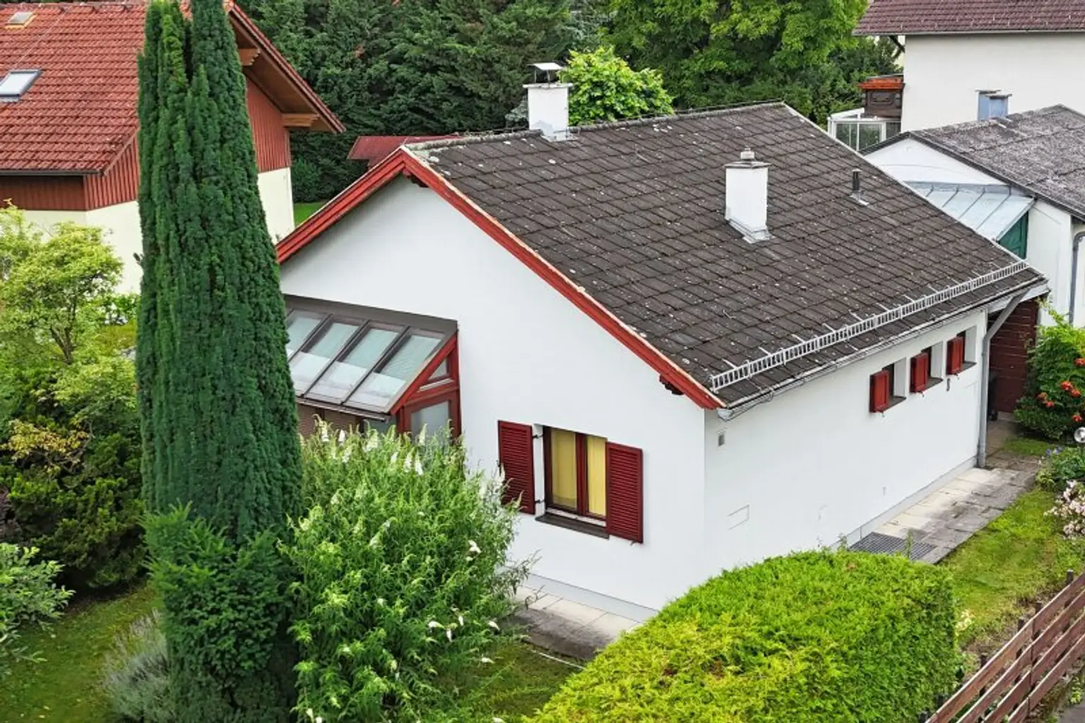 Liebenswertes Haus mit liebevoll gestaltetem Blumengarten, Garage und Keller