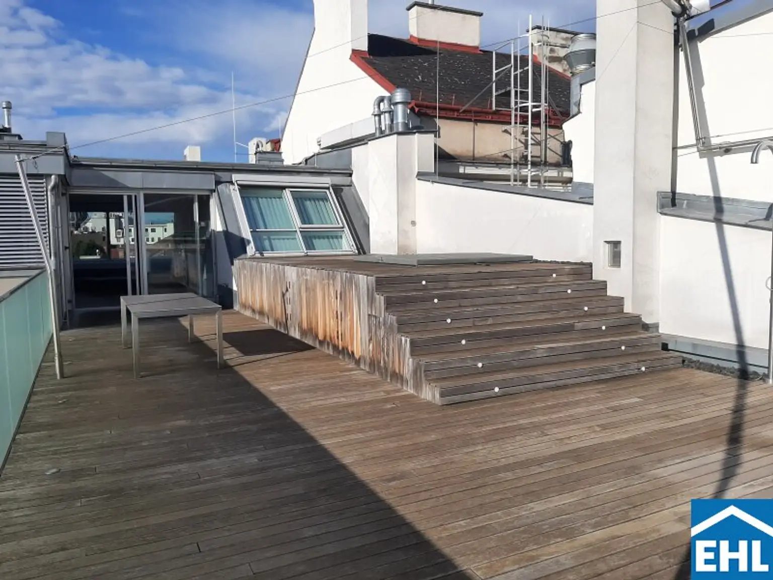 Designer Dachgeschoß-Wohnung mit großzügiger Terrasse auf einer Ebene
