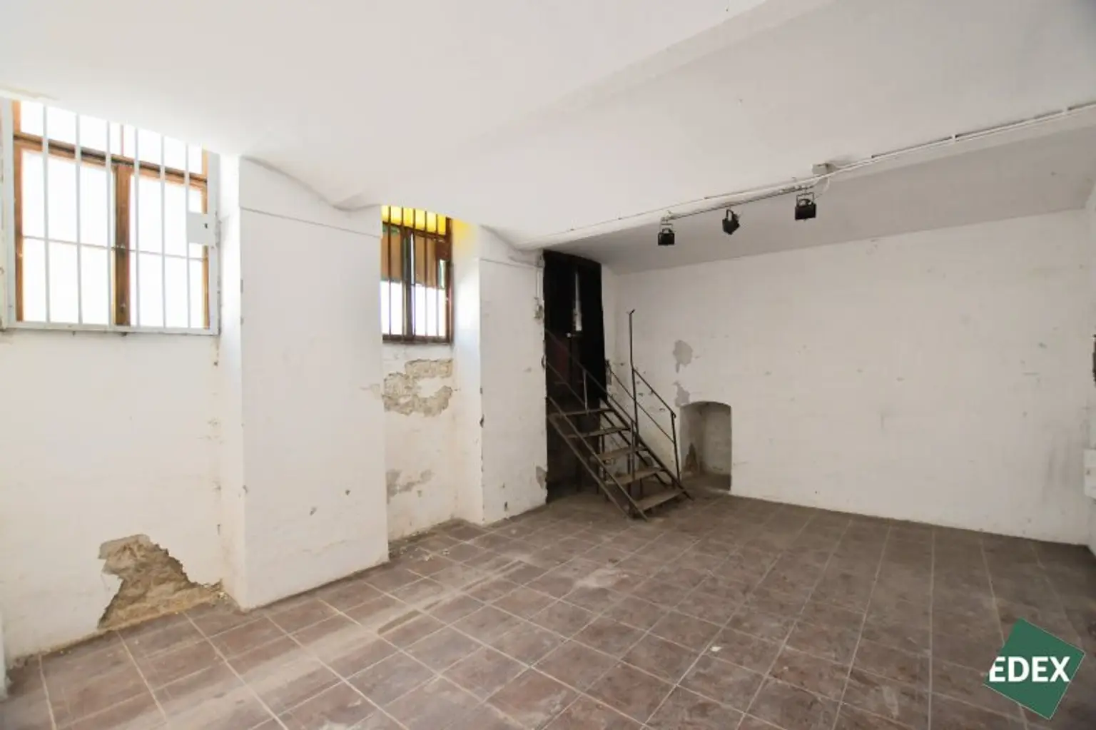 Großes Souterrain mit natürlicher Belichtung