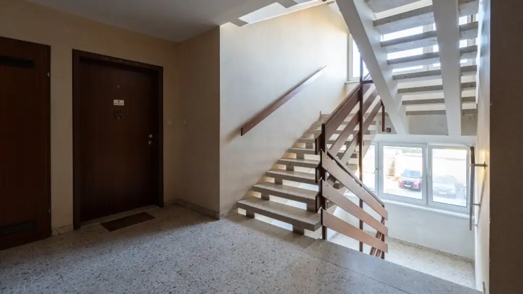 Renovierungsbedürftige 3-Zimmer-Wohnung mit Loggia in Leopoldsdorf – Ihr neues Zuhause!