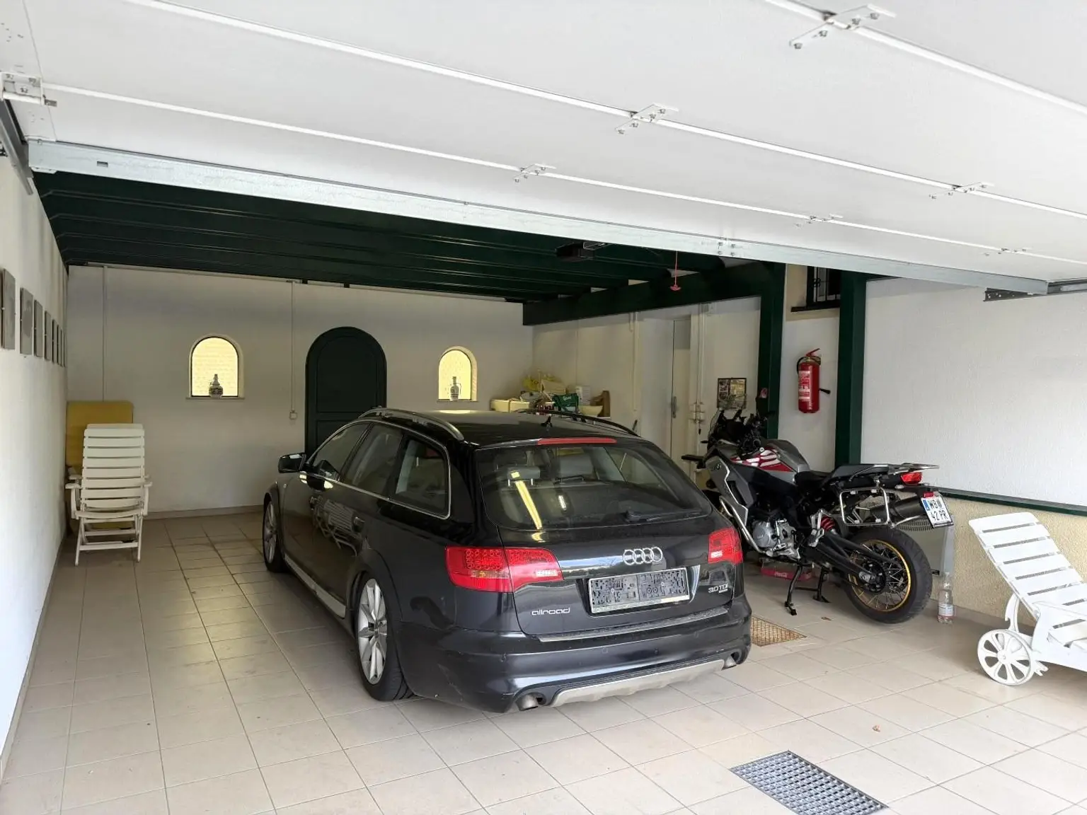 EG / riesengroße Garage mit Verbindung zum Garten