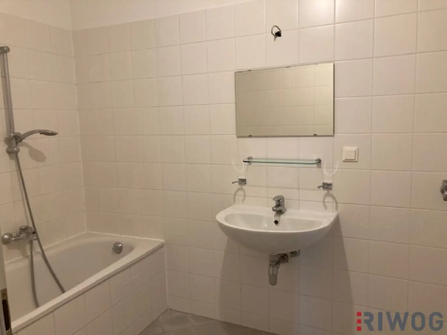 3 Zimmer-Penthouse-Wohnung mit Balkon in den grünen Innenhof gerichtet