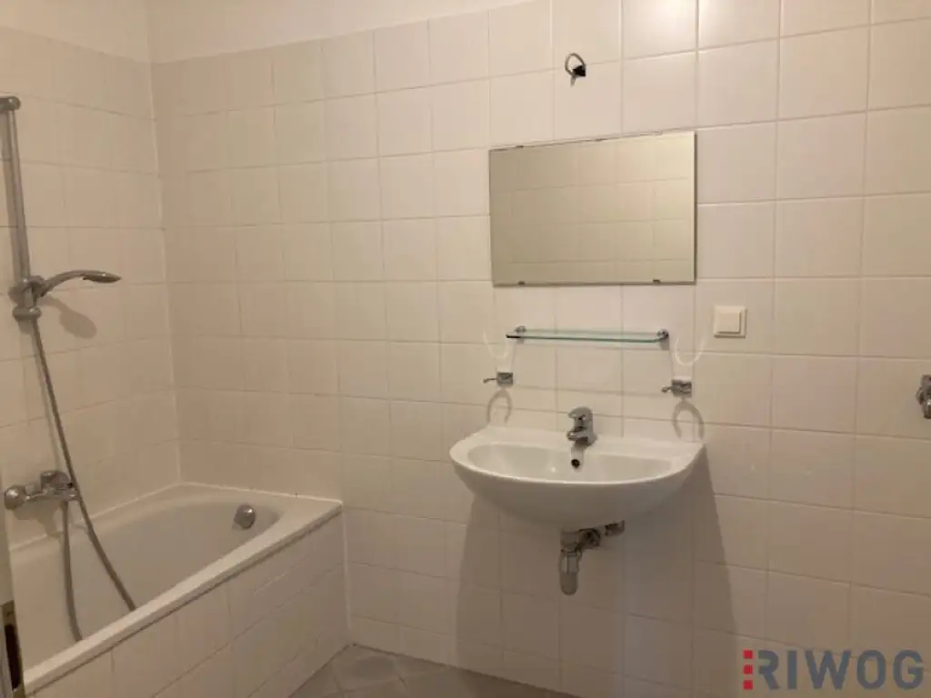 3 Zimmer-Penthouse-Wohnung mit Balkon in den grünen Innenhof gerichtet