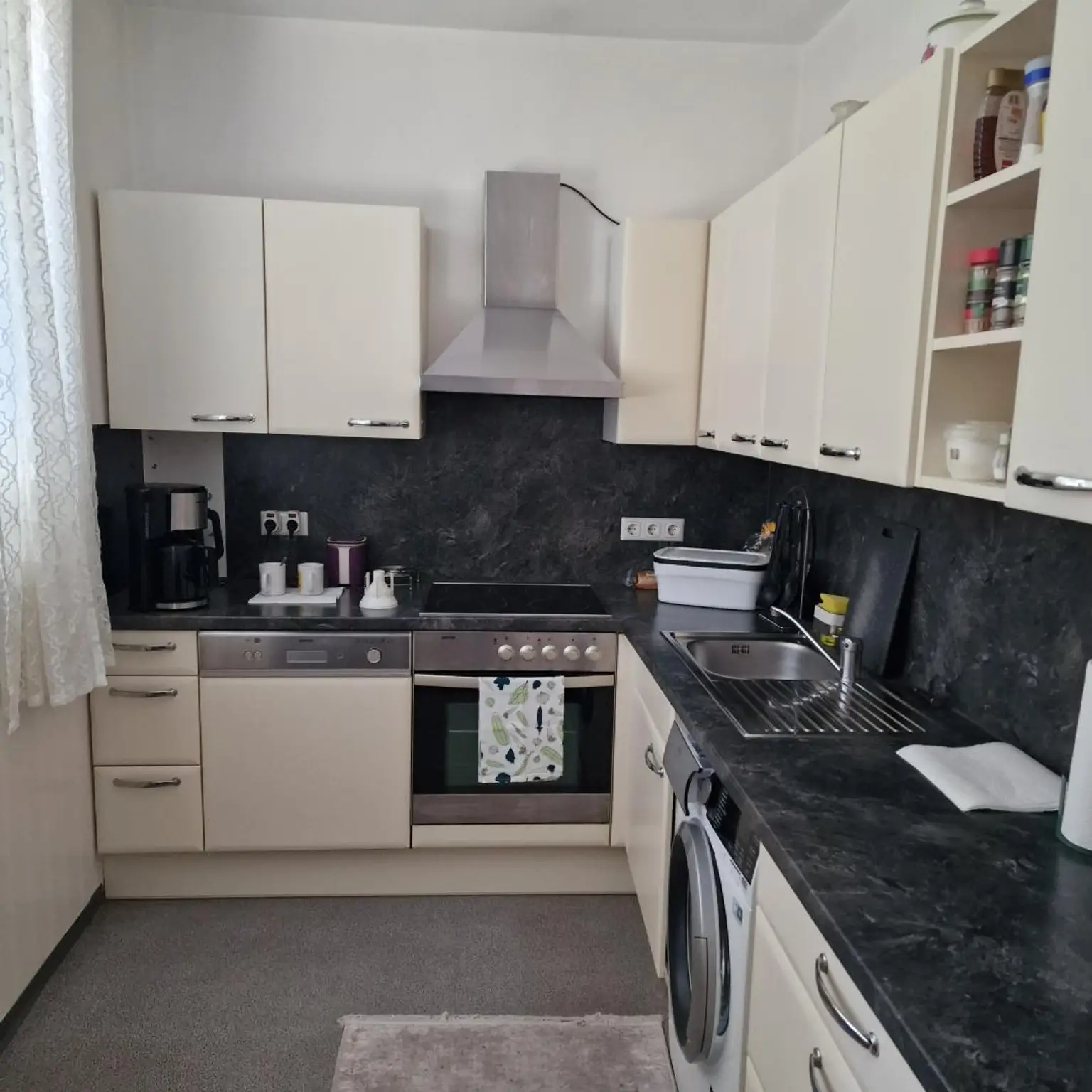 Sonnige 2,5-Zimmer-Wohnung mit Loggia und Garage!