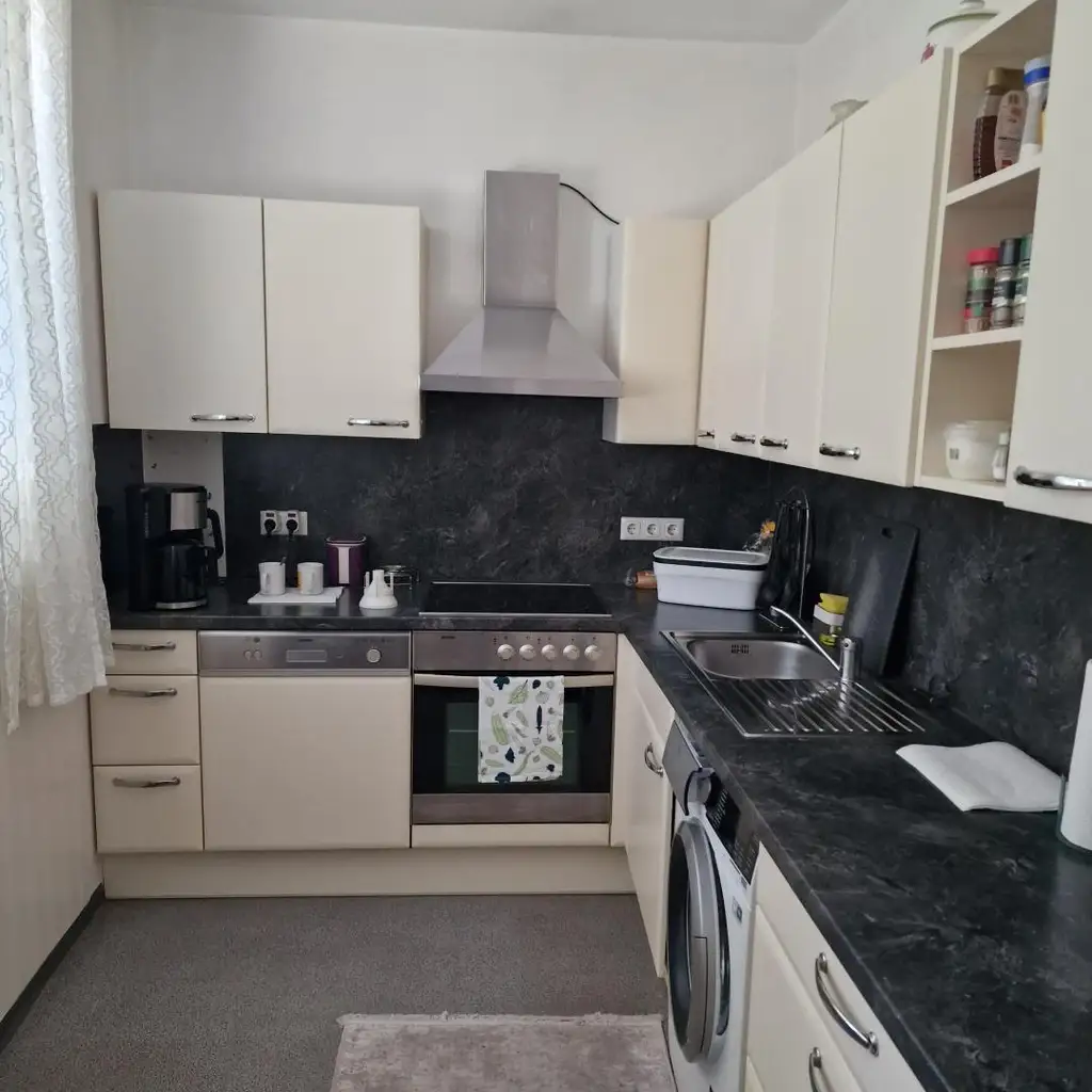 Sonnige 2,5-Zimmer-Wohnung mit Loggia und Garage!