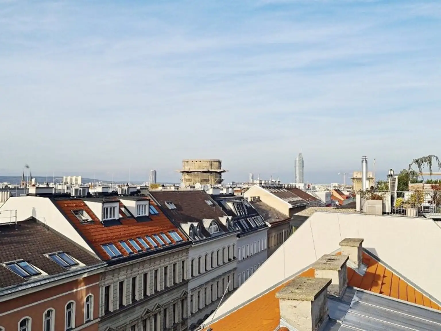 TERRASSENHIT, DACHGESCHOSS, 138 m2 Maisonette mit 45 m2 Terrasse, 3 Zimmer, Wohnküche, Wannenbad, Rembrandtstraße
