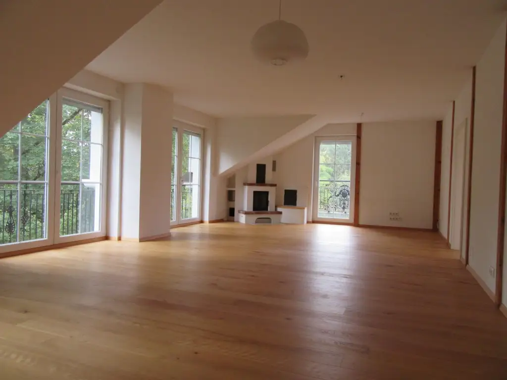 REPRÄSENTATIVE VILLA MIT BLICK IN DEN SCHLOSSPARK