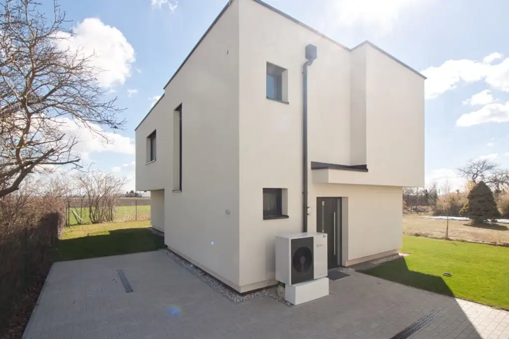 EINFAMILIENHAUS IN RUHELAGE | Ziegelhaus | großzügig, hell & hochwertig ausgestattet | mit Garten & Stellplatz