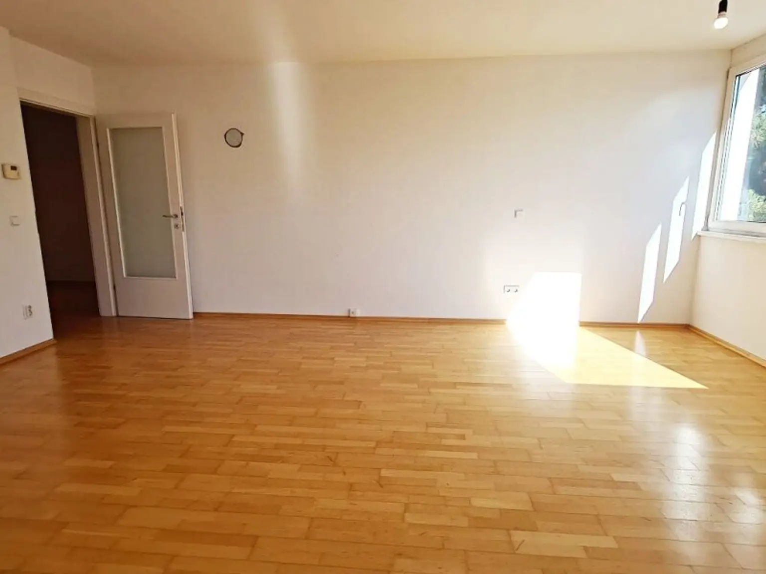 DACHGESCHOSS, Daringergasse, sonnige 76 m2 Neubau mit 6 m2 Balkon, 2 Zimmer, Wohnküche, Wannenbad, Parketten, Grünblick