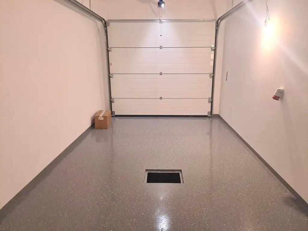 ERSTBEZUG! Exklusive Haushälfte mit Klima, Garage, Garten u. Pool