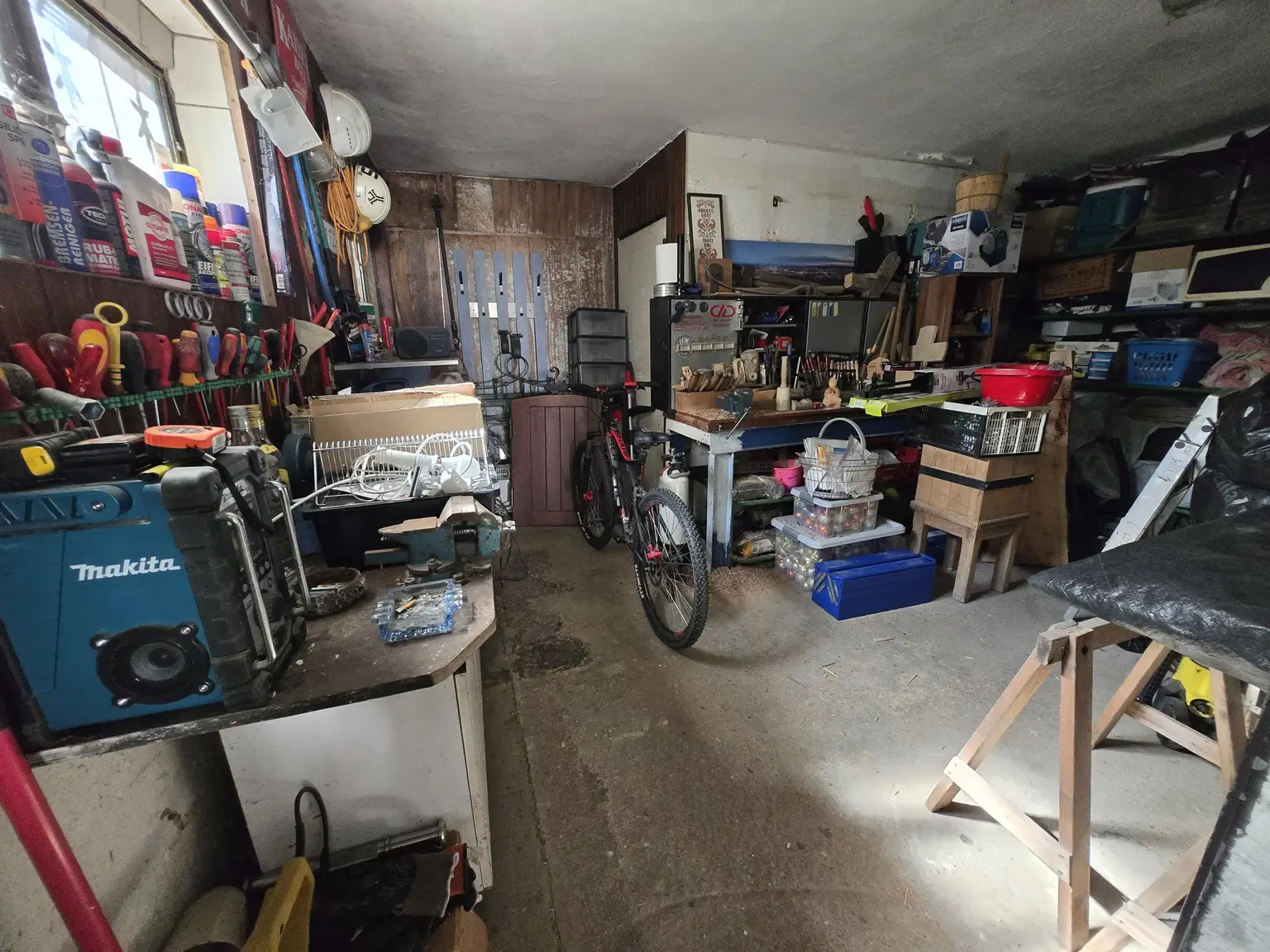 Hobby-Werkstatt in der Garage