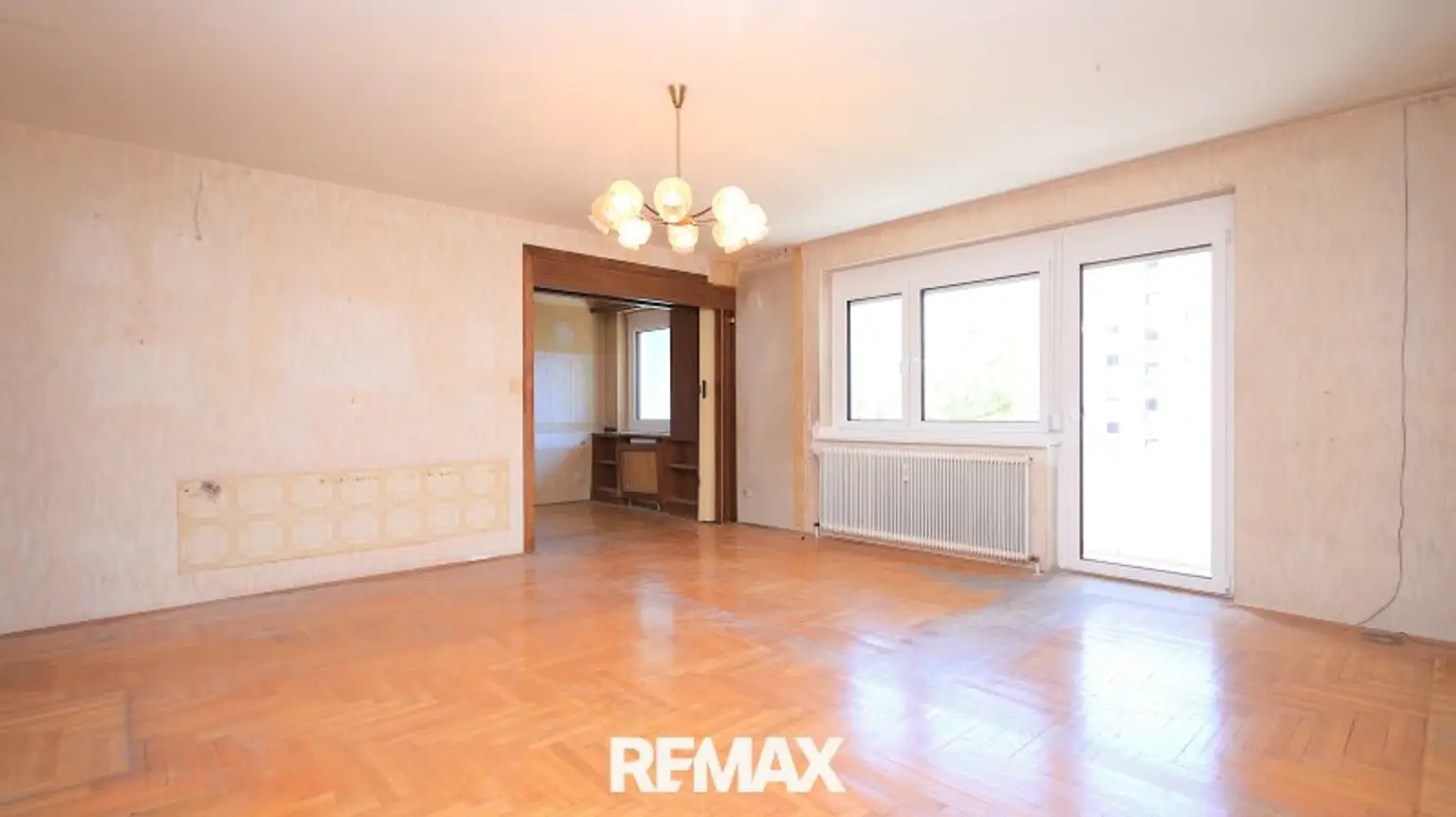 Helles Wohnzimmer mit Balkonzugang