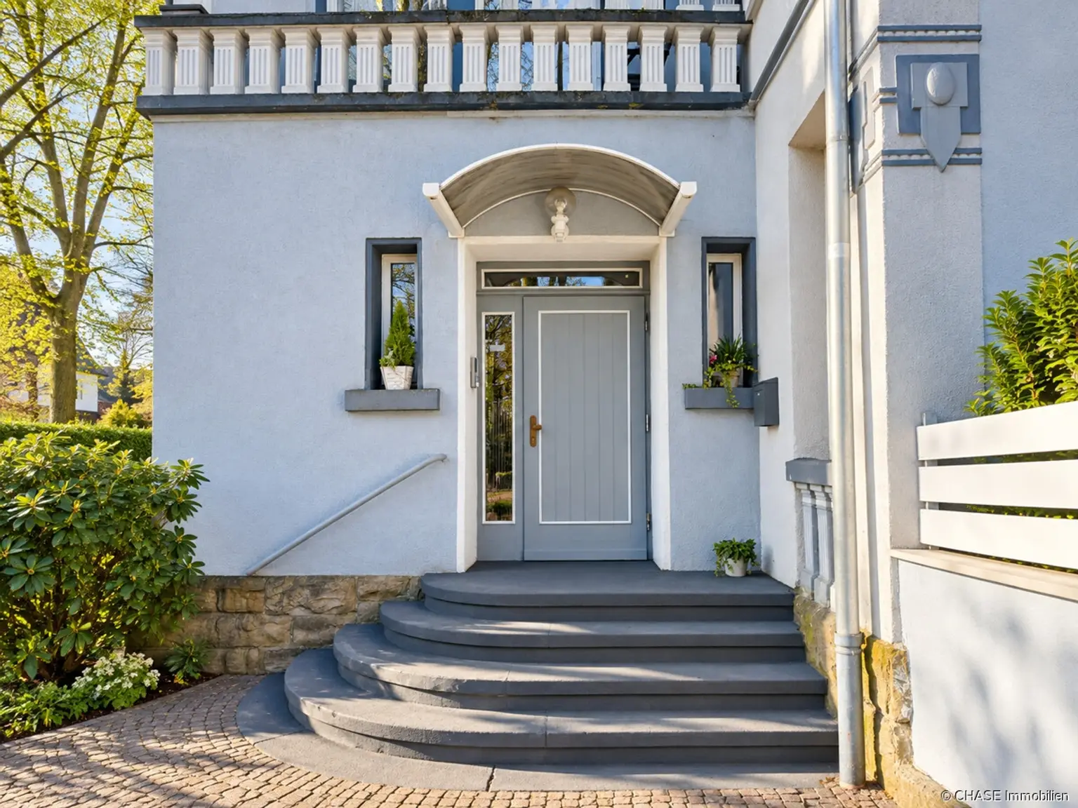 eleganter_hauseingang_mit_rundtreppe