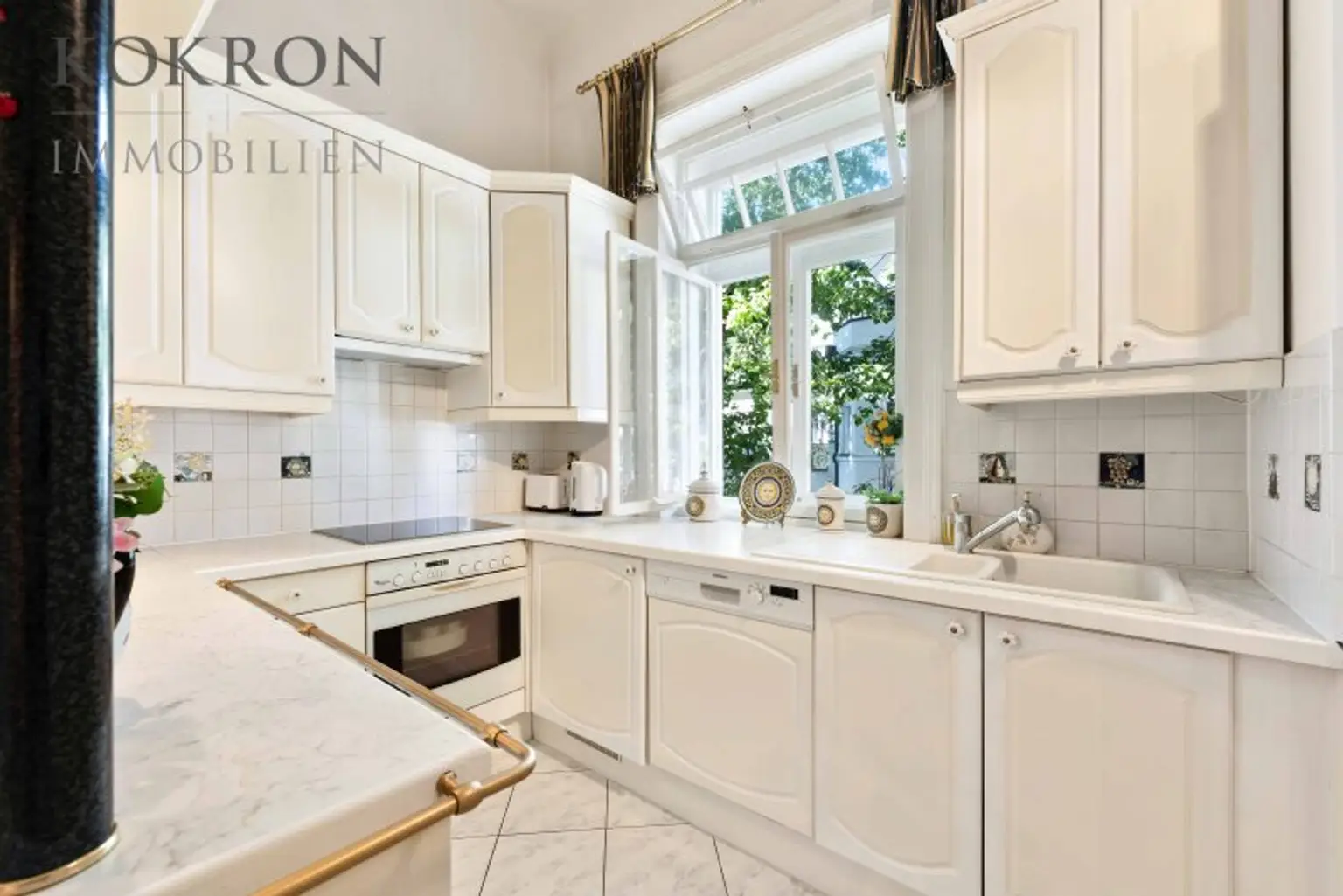 Küche mit Speis und Essplatz