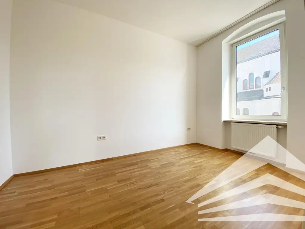 Lichtdurchflutete 2 Zimmer-Altbauwohnung mit Küche - Nähe Herz Jesu Kirche