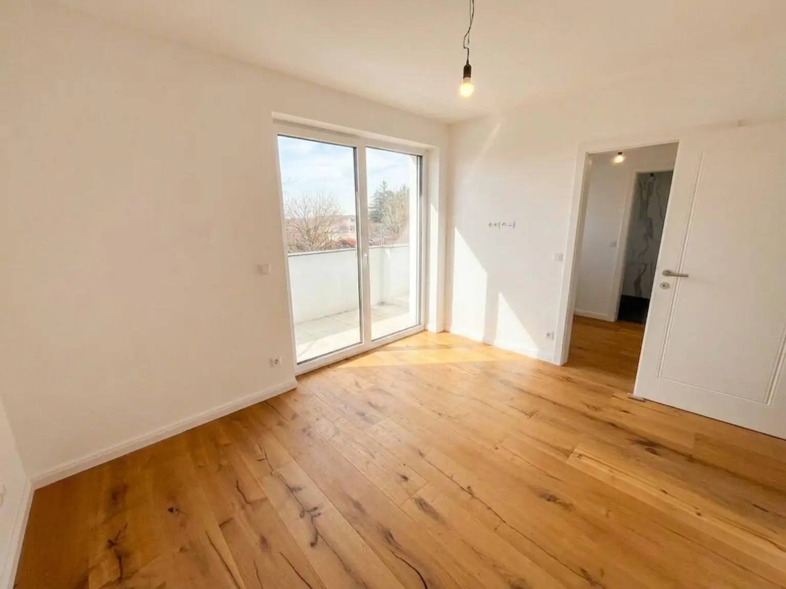 Zimmer mit Zugang zum Balkon