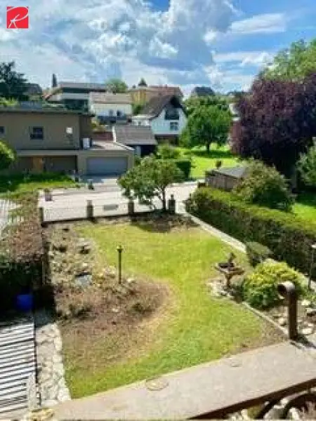 Großzügiges Familienhaus mit Pool und Garten in Toplage