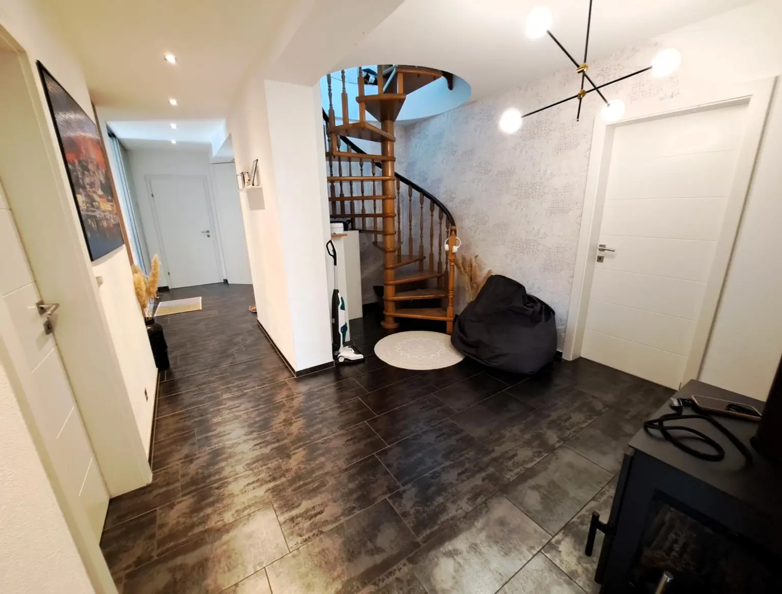 Wohnjuwel mit 2 Wohnungen (ca. 290 m² Wfl.), 2 Terrassen, Gartenareal mit Pool & Poolhaus - Neuzeug