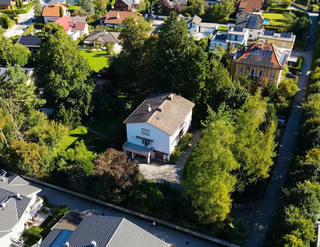 EINZIGARTIGES GRUNDSTÜCK MIT PARKÄHNLICHEM CHARAKTER!