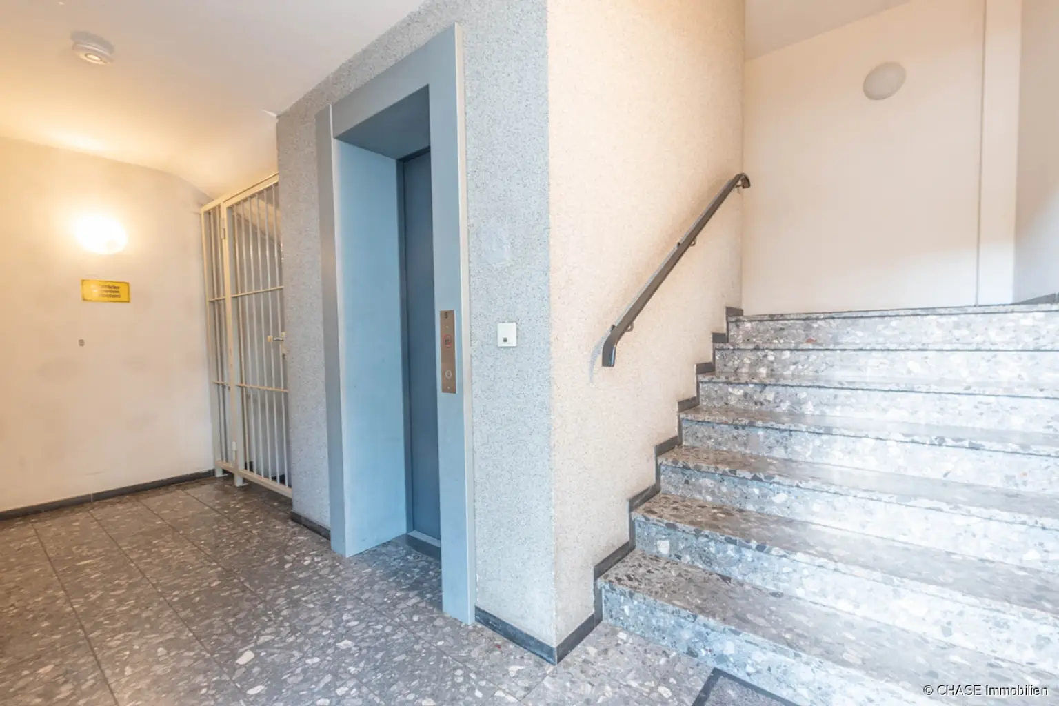 Treppenhaus + Fahrstuhl