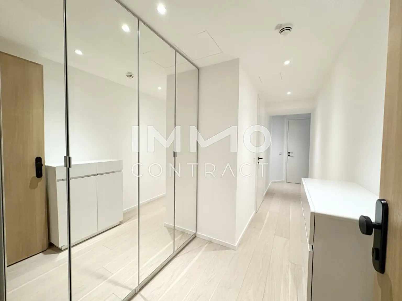 Vorzimmer mit Spiegelschrank