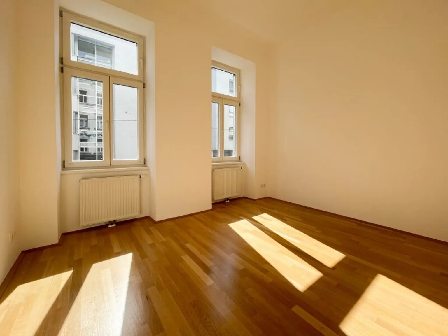 ALTBAUWOHNUNG MIT HOFSEITIGEM BALKON: 3 Zimmer inkl. Küche