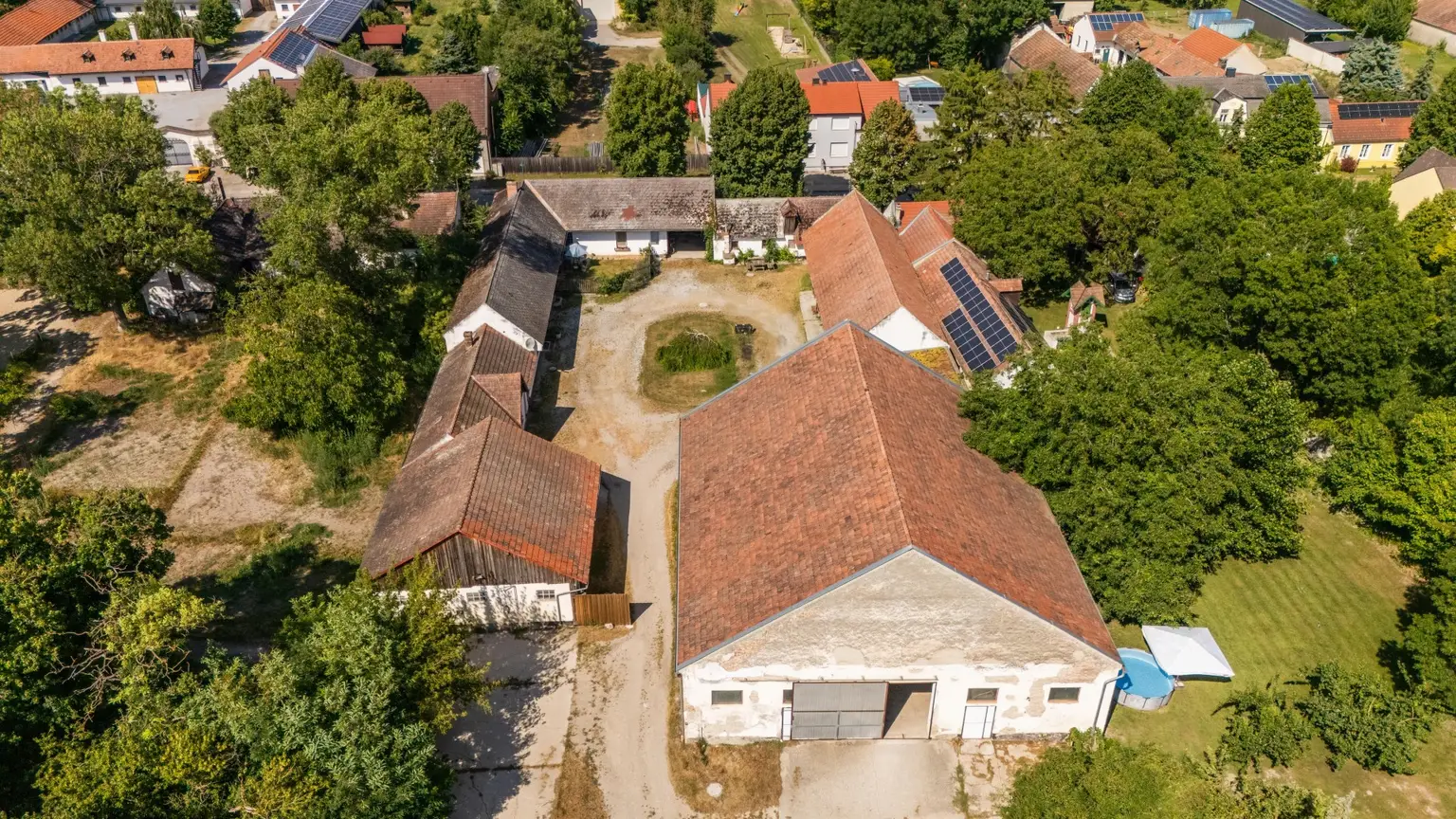 "Großzügiges Grundstück mit Pferdehof und sanierungsbedürftigem Haus – nur Minuten von Wien entfernt"