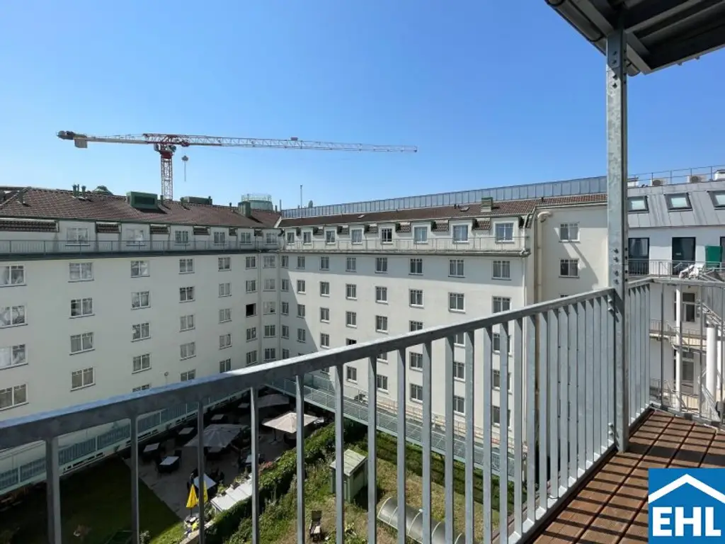 Im Dachgeschoßausbau: 3-Zimmerwohnung mit Balkon in U-Bahn-Nähe