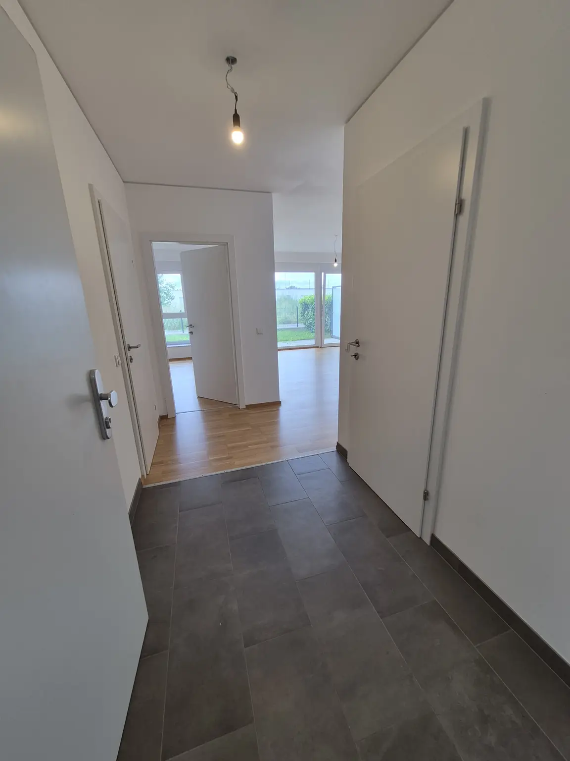 Neubau: Besonders ansprechende 54 m² 2-Zimmerwohnung mit 28 m² Garten