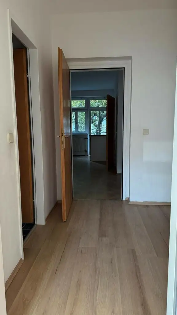 Gemütliche 2-Zimmer-Wohnung mit neu sanierter Küche und Balkon!