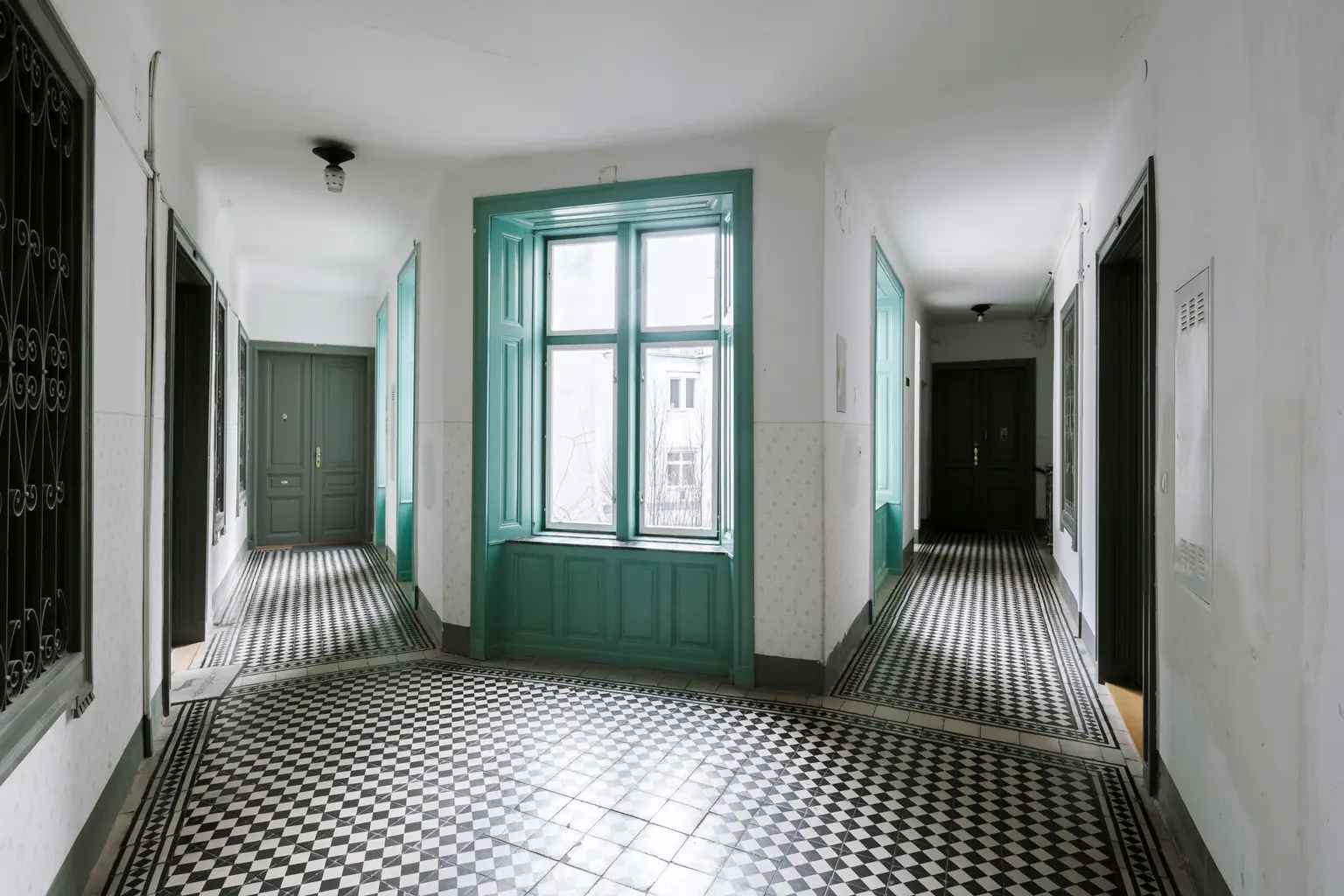 Sanierungsbedürftiges 3 Zimmer Altbau-Juwel mit Balkon in sehr guter zenraler Lage von Döbling!