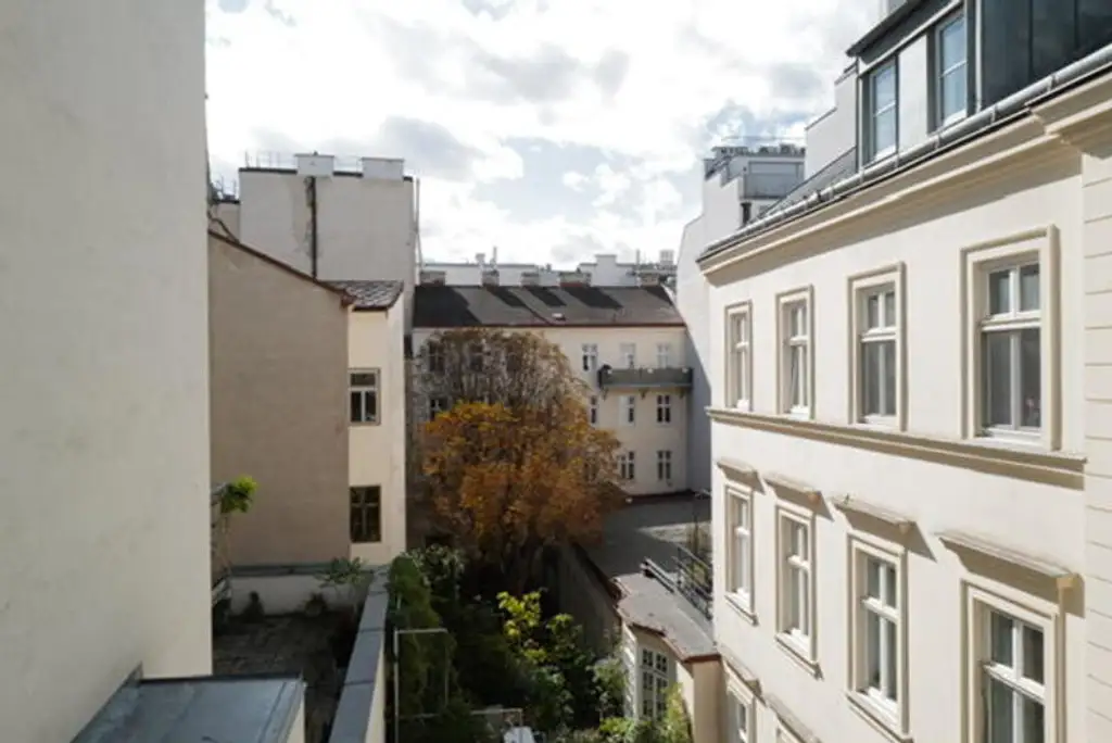 Altbauwohnung mit Innenhof-Balkon - U3 Nähe