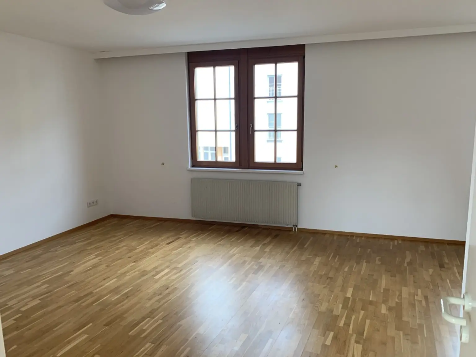 Helle und großzügige Ordinationsfläche in zentrumsnaher Lage von Baden 
mit Blick auf die Schwechat