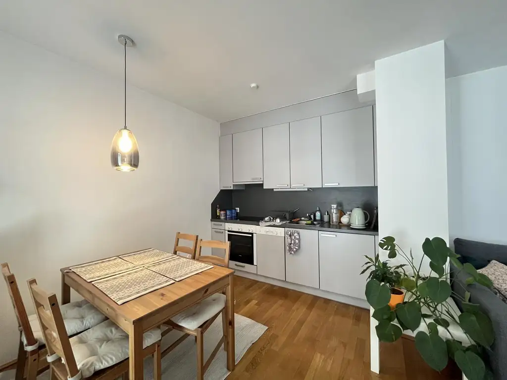 Balkonwohnung mit 2 Zimmern und Blick in den Innenhof - 
nähe Schnellbahn-Station Rennweg!