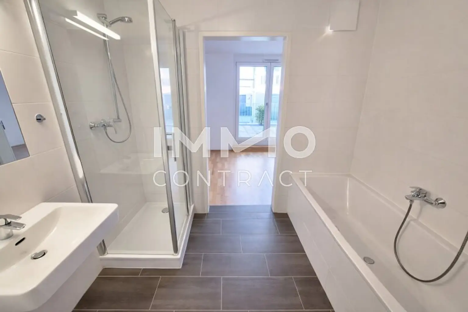 Bad mit Badewanne und Dusche