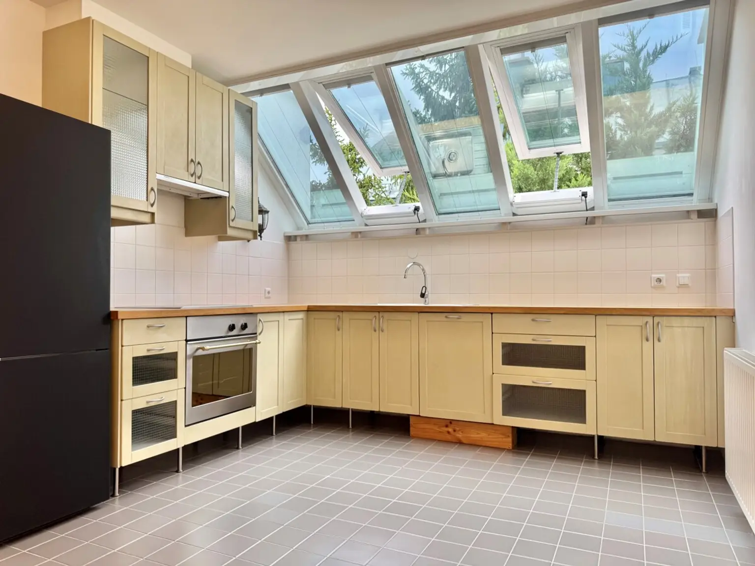 NEU! Viel Platz zum kleinen Preis: Groß, günstig, genial - 2 Zimmer Dachgeschosswohnung