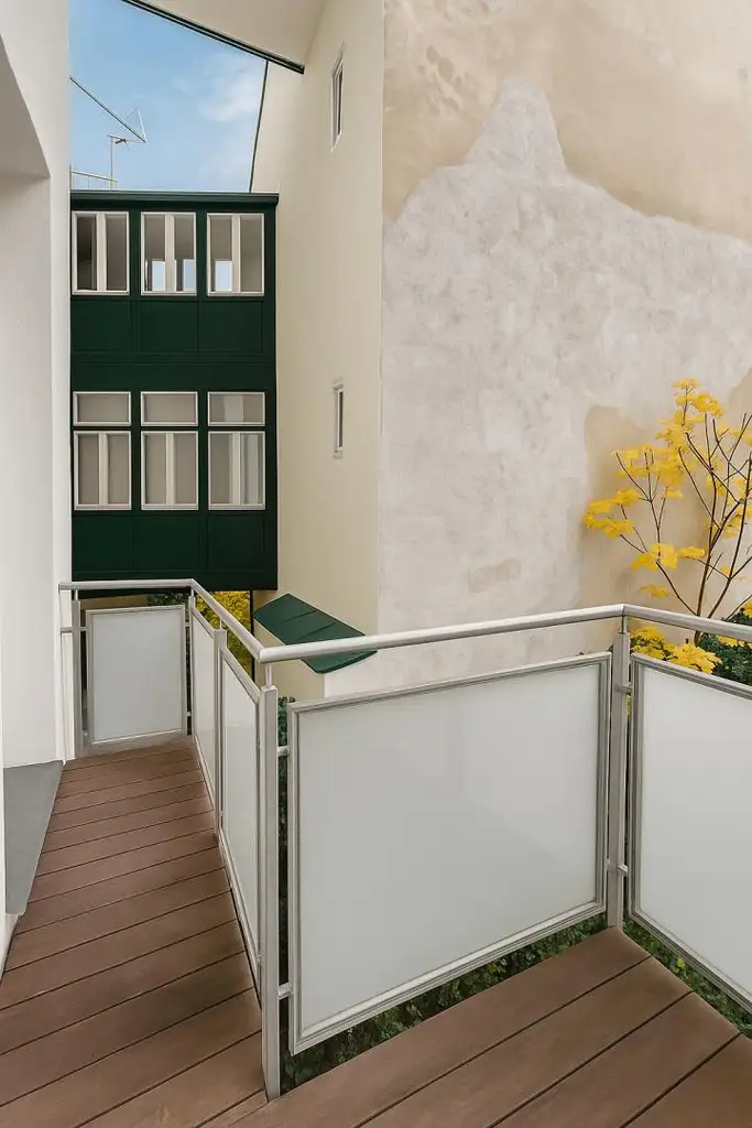 Stilvolle Altbauwohnung mit Balkon in begehrter Lage des 18. Bezirks – unbefristete Miete